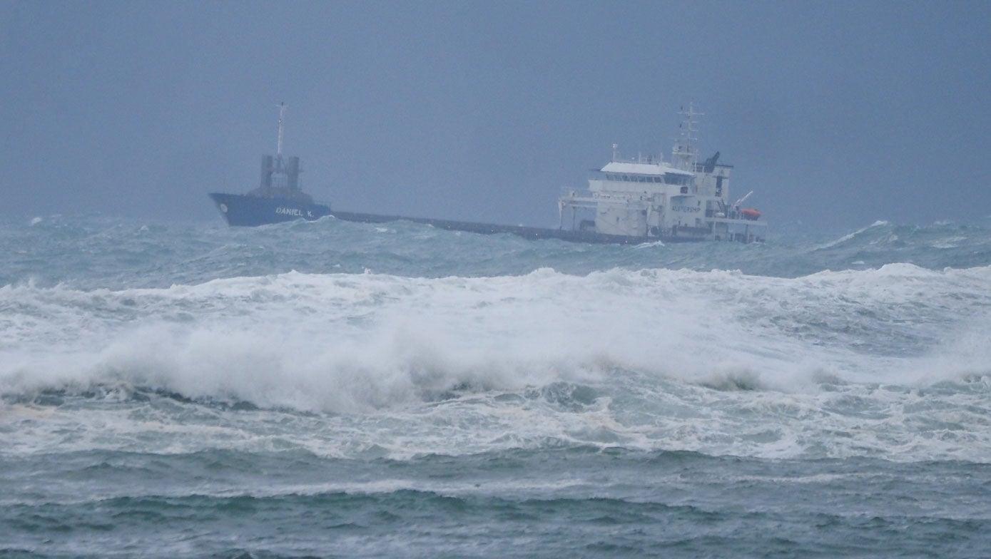 Un barco pelea contra el oleaje en el Abra del Sardinero