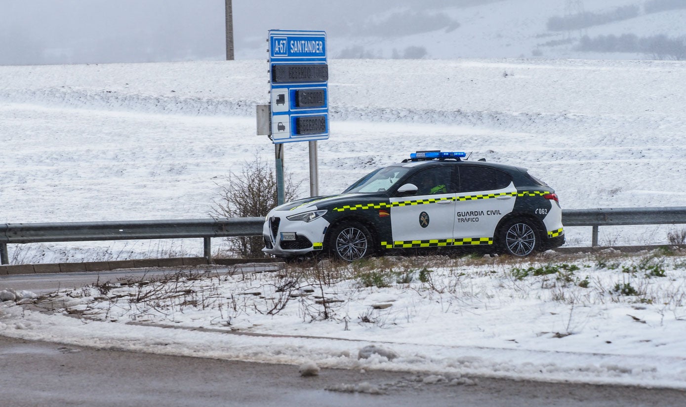 La Guardia Civil en uno de los cruces de la A-67 donde esta mañana se ha cortado el paso para camiones de forma intermitente