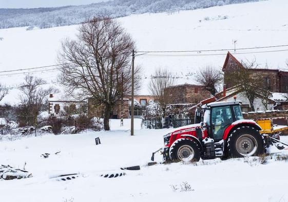 Un quitanieves retira los restos de nieve y hielo del centro de Reinosa desde primera hora de la mañana.