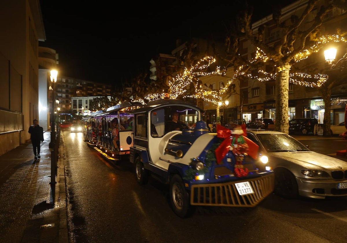 El tren turístico recorre Torrelavega durante las pasadas fiestas navideñas.