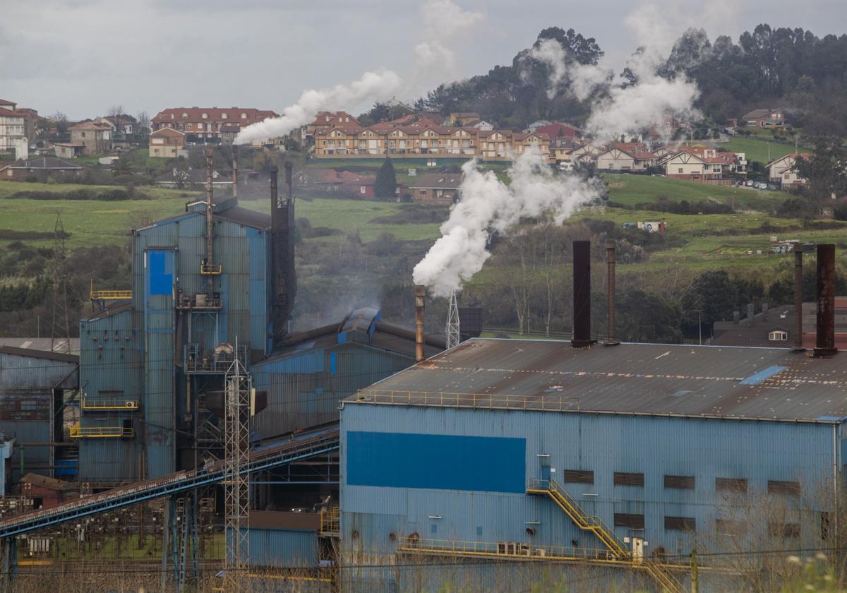 Planta de Ferroatlántica de Boo, ayer en los primeros compases de 2024 con dos hornos en funcionamiento.