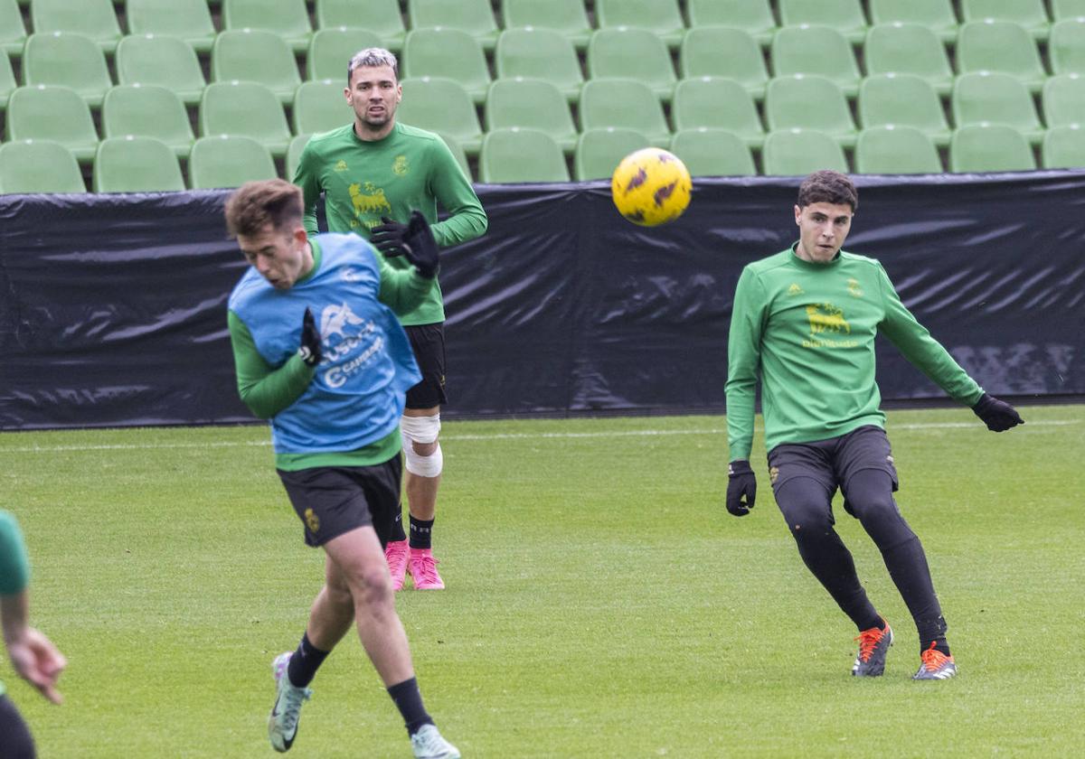 Iván Morante desplaza el balón ante Diego Campo y Juan Carlos Arana.