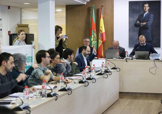 En primer término, concejales del Grupo Socialista y, al fondo, el alcalde Javier López Estrada, durante una sesión plenaria en Torrelavega.