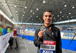 Mohamed Attaoui, con su medalla de plata en los 800 metros en el Campeonato de España de Orense