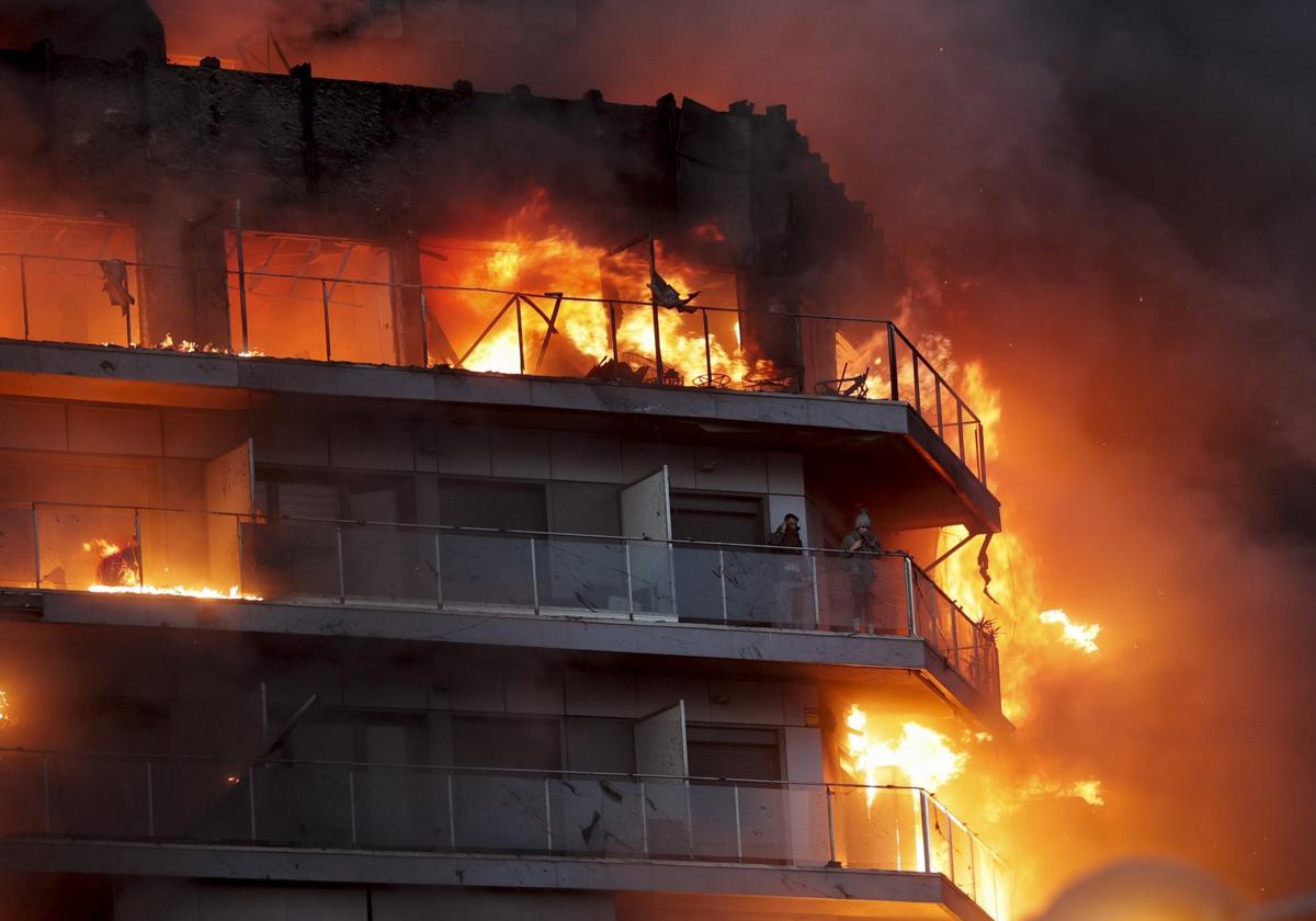 Dos de los vecinos que fueron rescatados por los bomberos del incendio del edificio de Valencia.