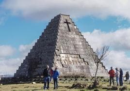 La pirámide se encuentra en Valdebezana (Burgos), pero está situado a unos metros de Campoo y Luena.