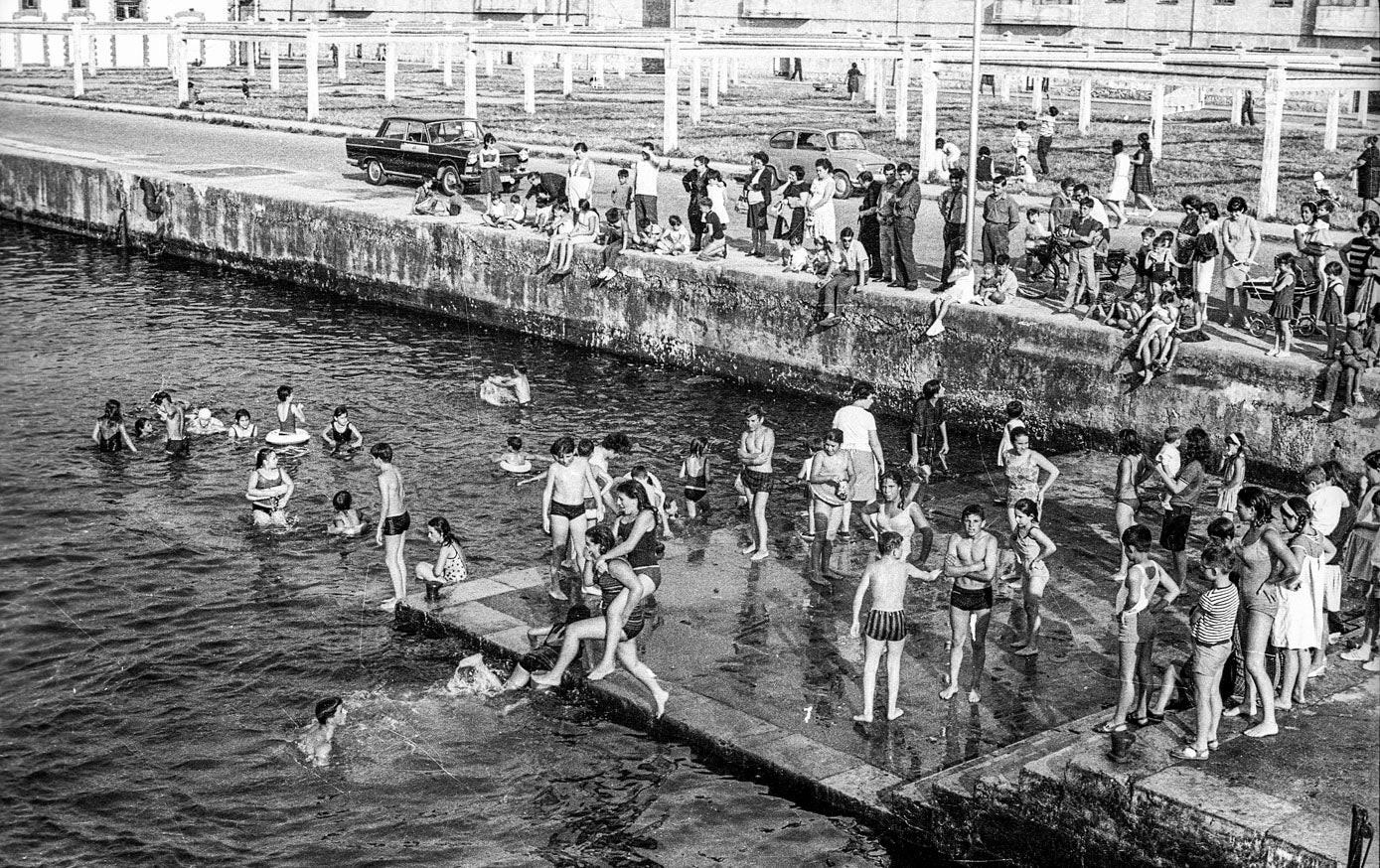 Los niños se bañan en una de las rampas del Barrio Pesquero