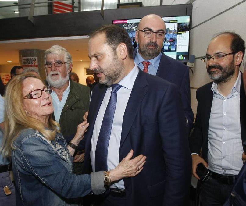 2018. Torrelavega. Encuentro con militantes en la sede del PSOE de Torrelavega. A su derecha, Koldo García, principal implicado en la trama de las mascarillas y el actual teniente alcalde de Torrelavega, José Luis Urraca.