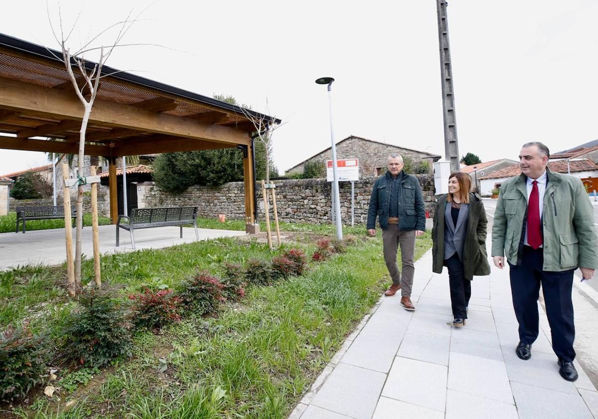 Mazcuerras ya luce la pérgola de madera que cubre la plaza pública de la iglesia en Cos