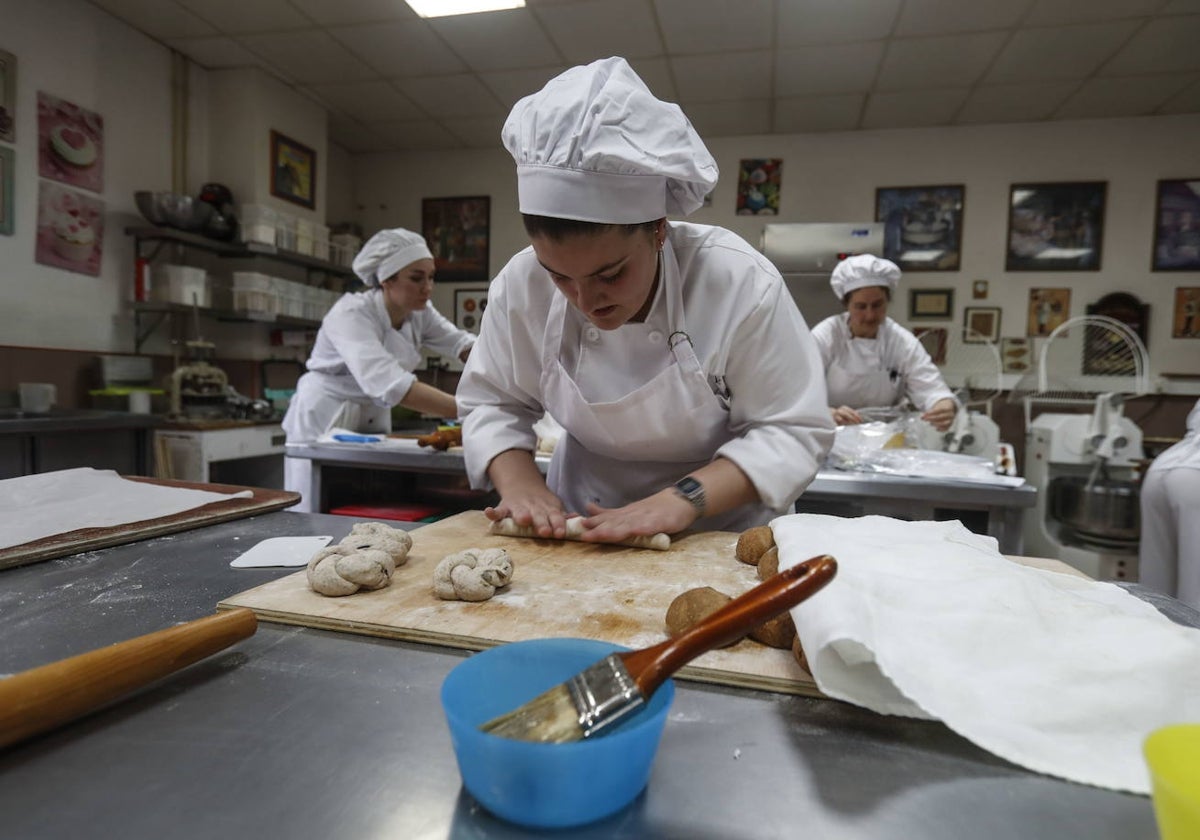 Tres mujeres en un obrador de panadería.