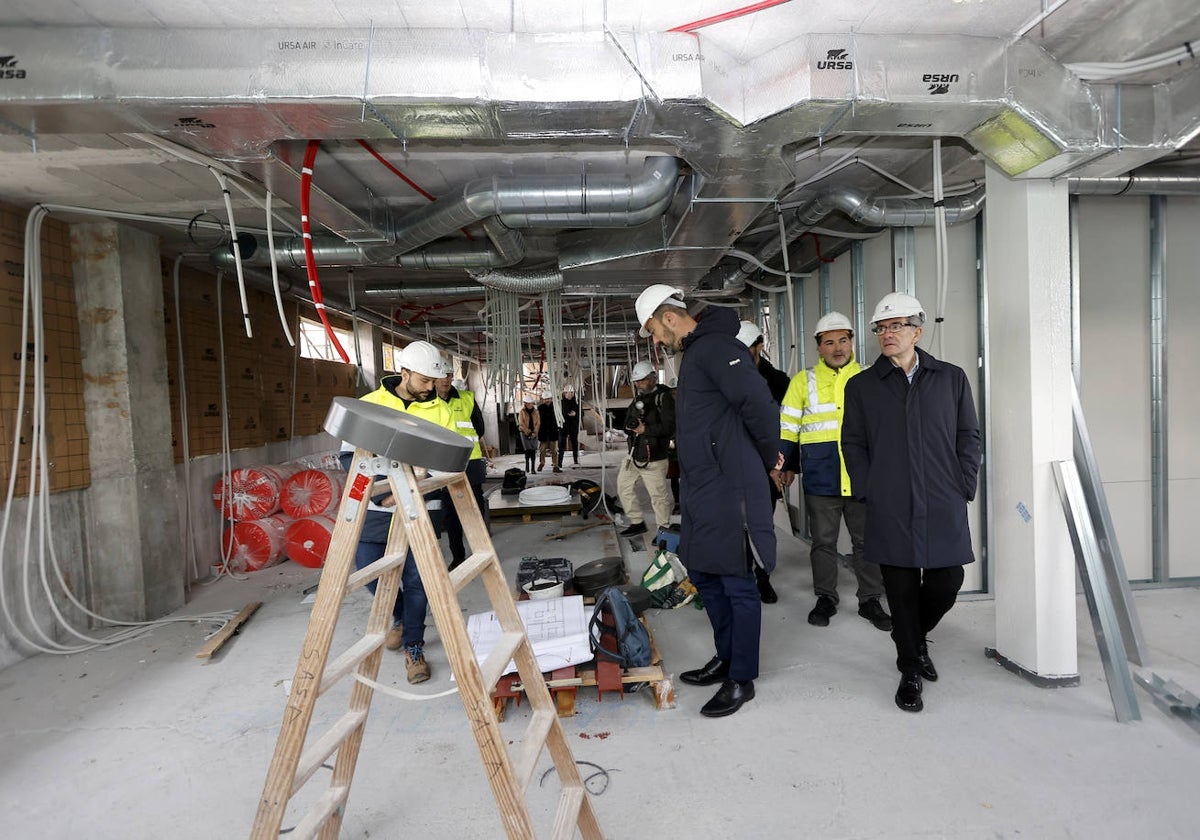 El alcalde y los concejales de Bienestar Social y Asuntos Europeos supervisan las obras.