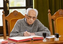 Agustín González, en el Ayuntamiento de Bárcena de Pie de Concha