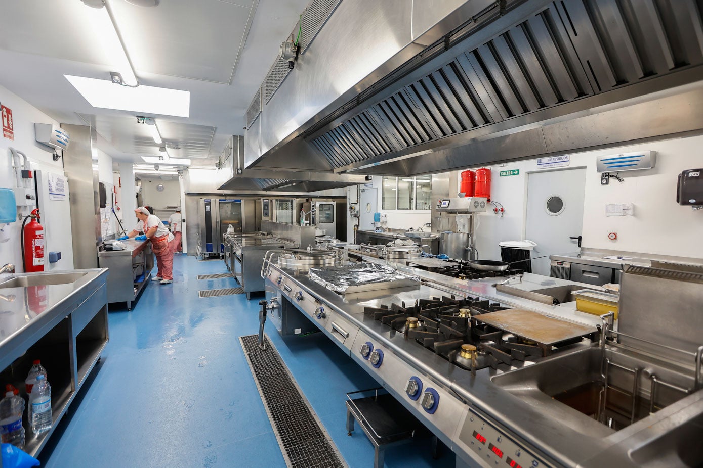 La cocina de la Residencia San José, impoluta tras preparar cientos de comidas al día. 