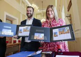 Leire Díez junto al alcalde de Cáceres, Luis Salaya, en la presentación de un sello.