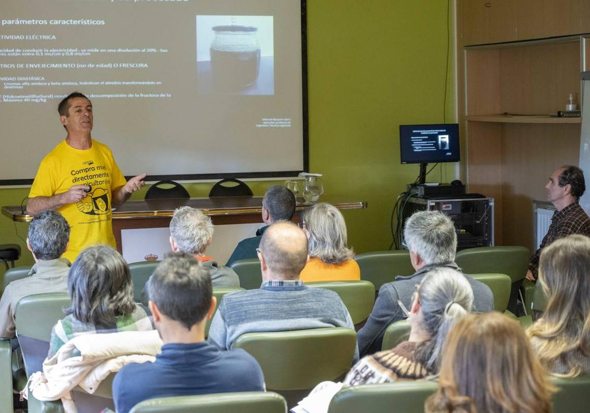 El apicultor y responsable apícola de UGAM-COAG en Cantabria, Manuel Barquín, este jueves en el CIFA.