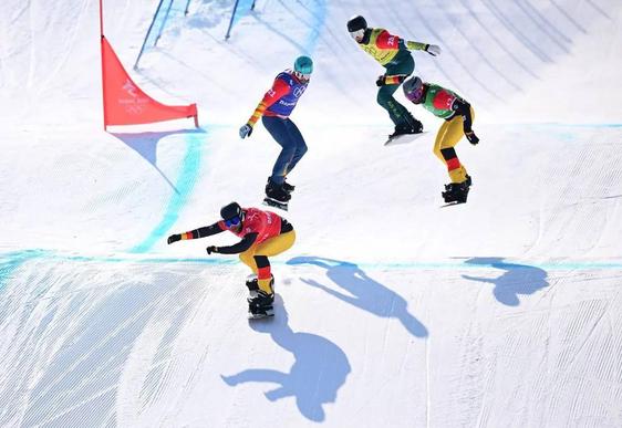 Competición de Snowboard Cross en los Juegos Olímpicos de Pekín 2022, con Lucas Eguibar entre los participantes.