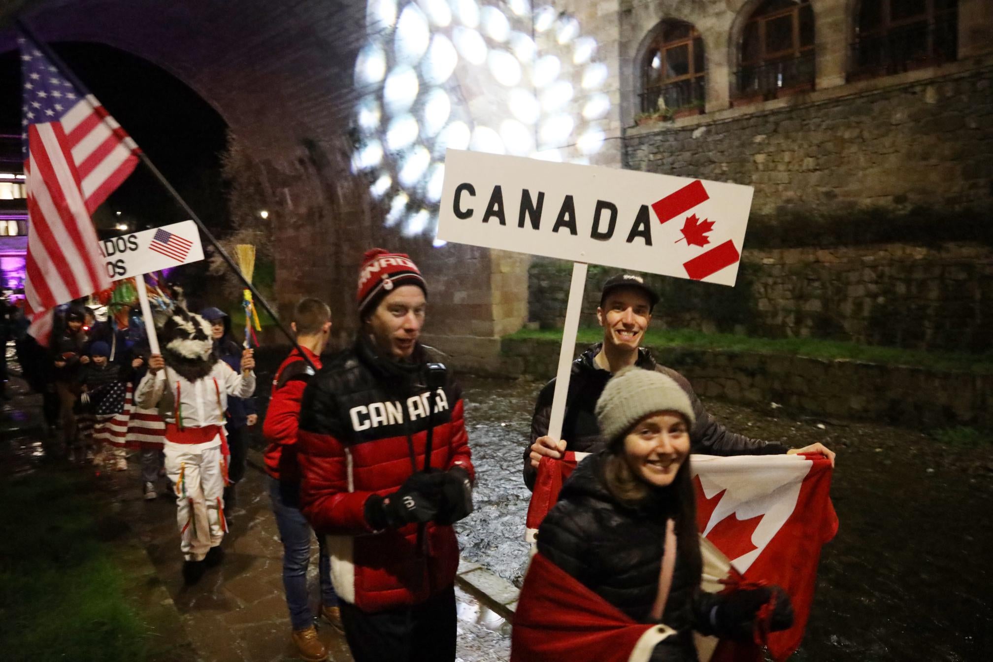 Delegación de Canadá durante el desfile por Potes