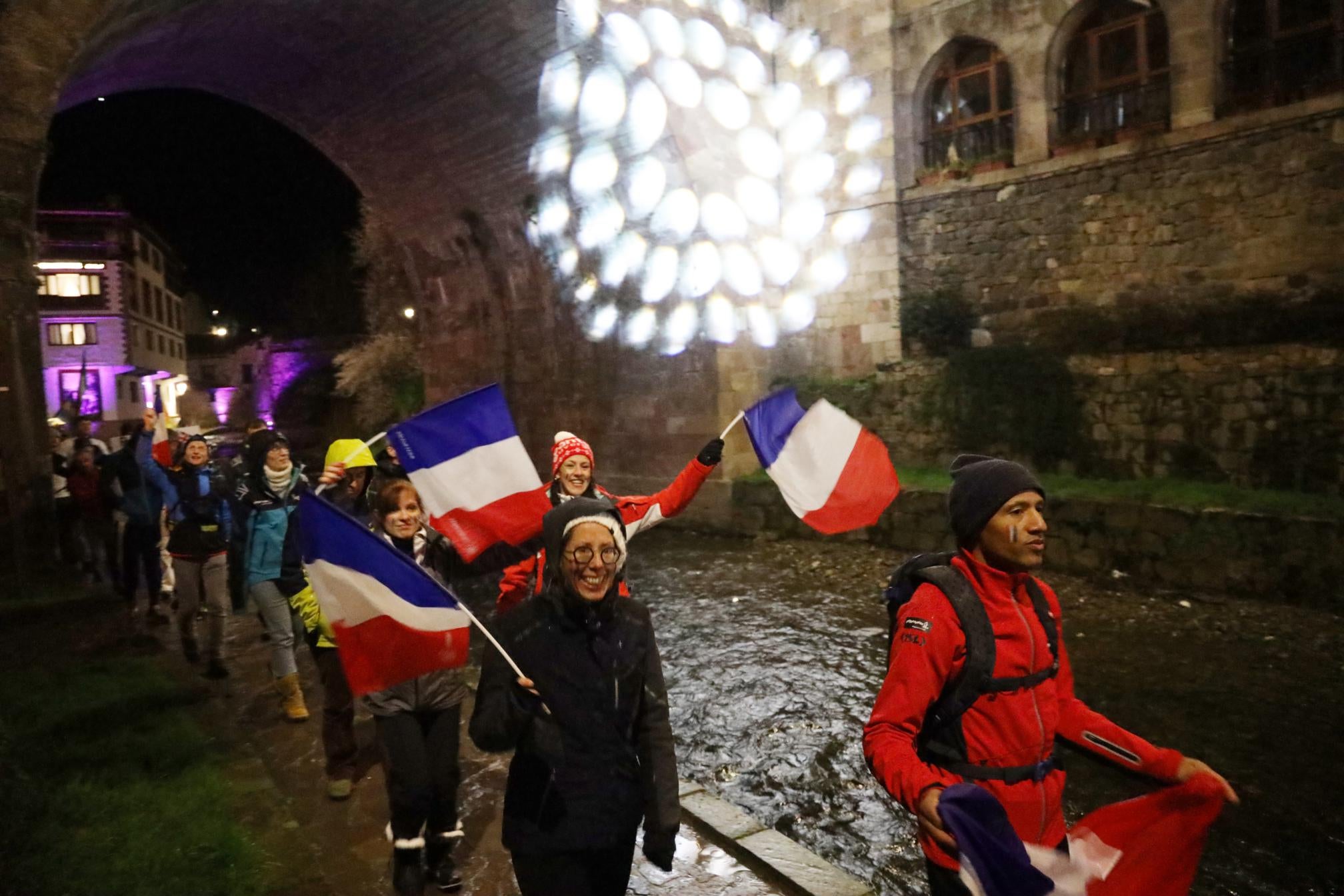 Delegación de Francia durante el desfile por Potes