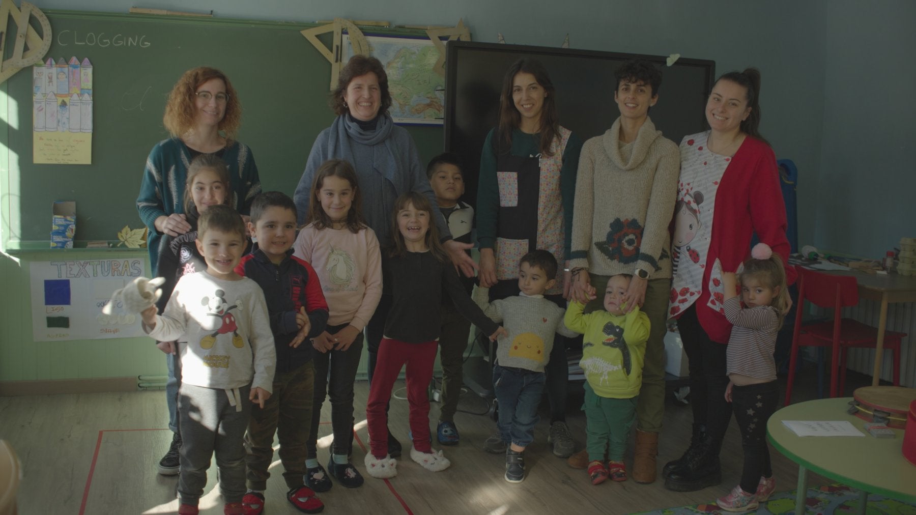 Fotograma del cortometraje: retrato de grupo en la escuela unitaria CEIP Valle de Polaciones.