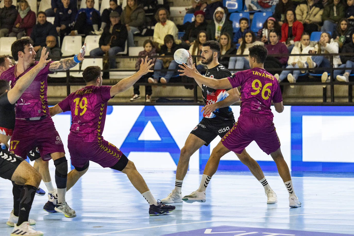 Luciano Costa intenta el pase ante la defensa conquense.