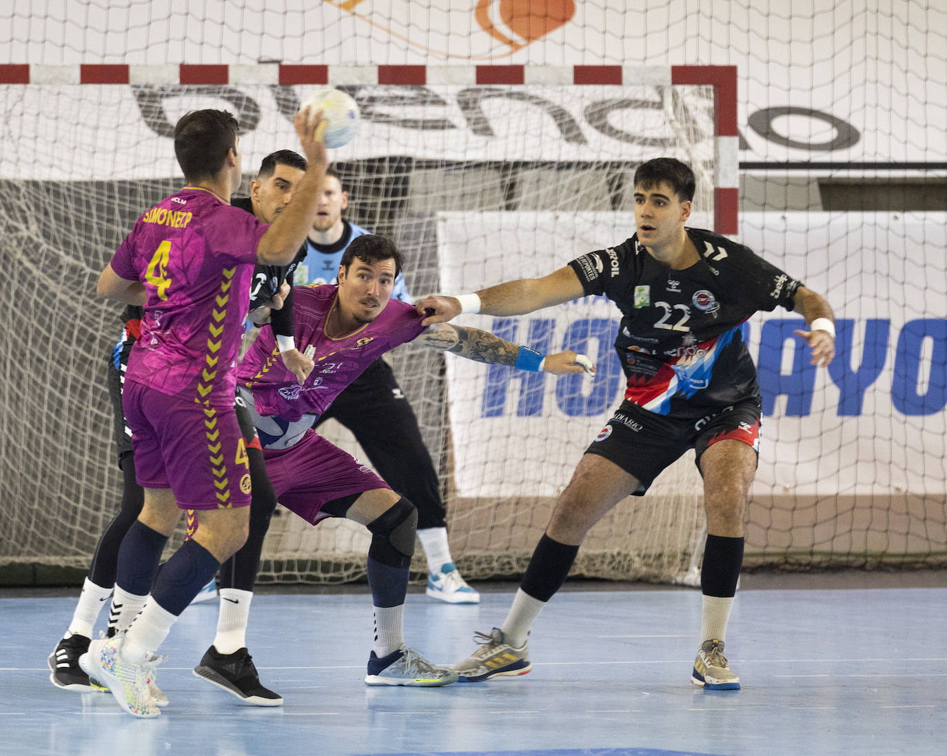 Basualdo, en defensa, atento a la acción de Simonet.