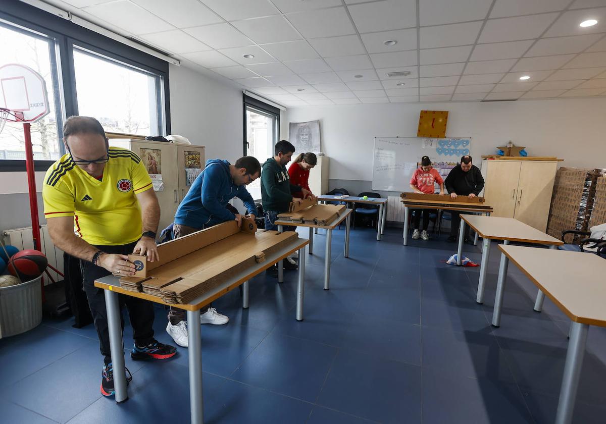 Usuarios del Centro Ocupacional realizan tareas de manufactura en colaboración con Textil Santanderina, este miércoles, en Torrelavega.