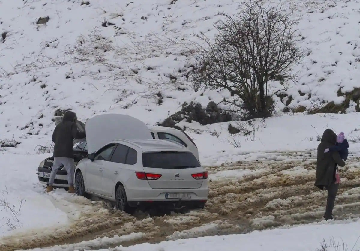 Un vehículo detenido por las malas condiciones en la carretera de Lunada en una imagen de archivo.