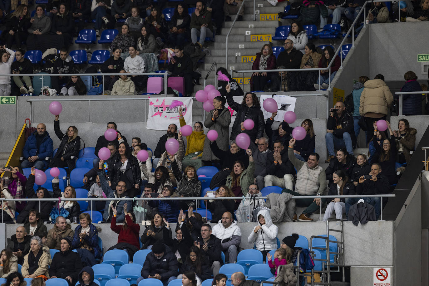 Los familiares de los concursantes animaron con globos y pancartas durante las coreografías.