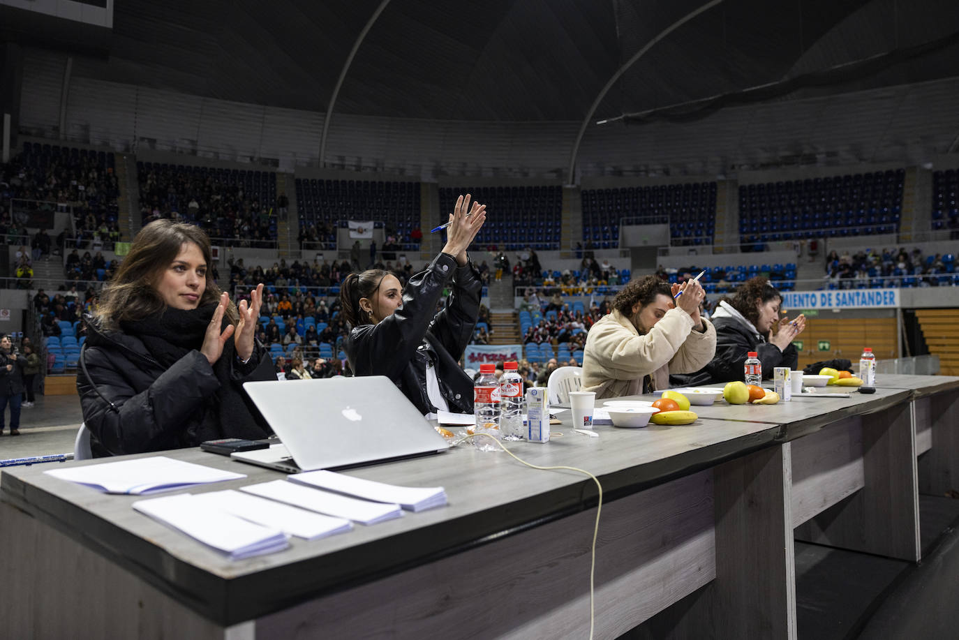 El jurado del concurso aplaude una de las actuaciones.