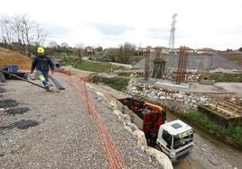 Zona de Viveda en la que la empresa adjudicataria, SIEC, está construyendo un puente.