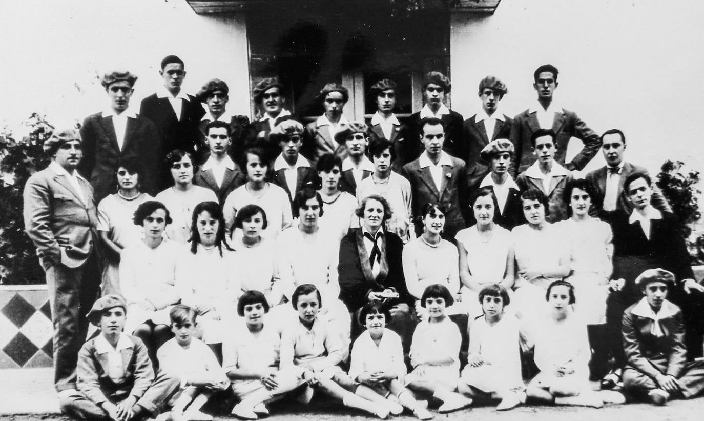 Los componentes del Orfeón Campesino de Voces Cántabras, la agrupación folclórica original.