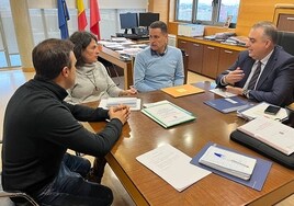 El alcalde del municipio, Raúl Calderón (PP) acompañado por su teniente alcalde José Ramón Ruiz en la reunión con el consejero de Fomento, Roberto Media.