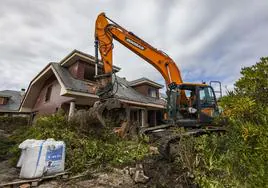 La maquinaria ya ha entrado en una de las cinco viviendas que serán demolidas de Calas del Norte.