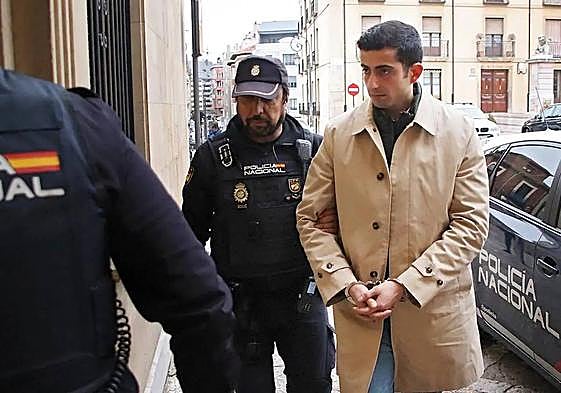 Jorge Cervantes, el acusado de la muerte de un joven de 18 años, llega a la Audiencia Provincial.