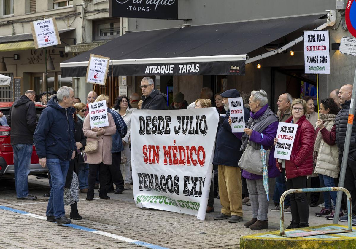 Los vecinos de Penagos concentrados en la calle Peña Herbosa.