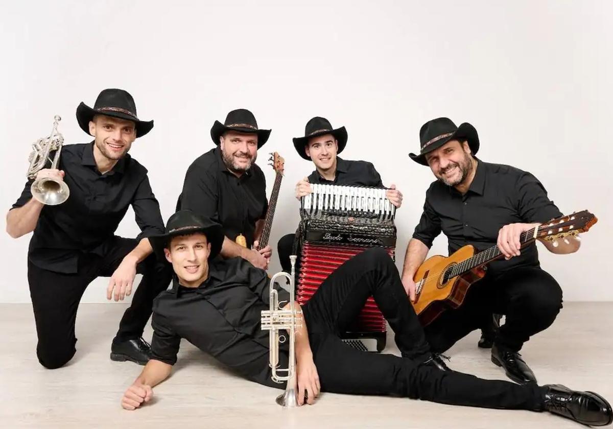 La Comisión 8M critica al Gobierno regional por elegir un grupo musical de cinco hombres para el Día de la Mujer