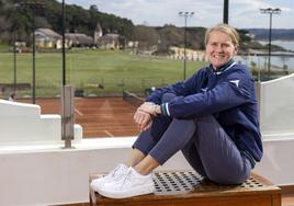 Katie Allen posa sonriente en las instalaciones del Club de Tenis.