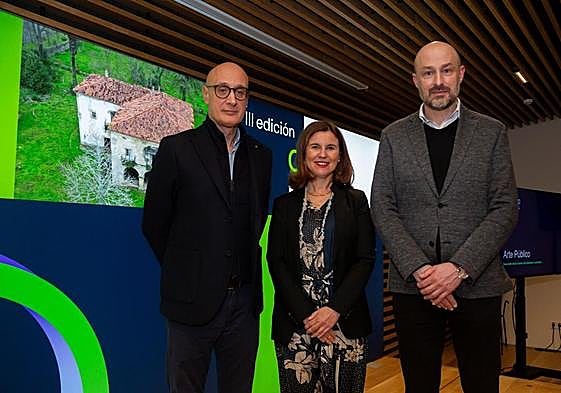 El director de Patrimonio Juan Antonio González Fuentes, la directora de la Fundación EDP, Vanda Martins y Óscar Villegas, alcalde de Puente Viesgo
