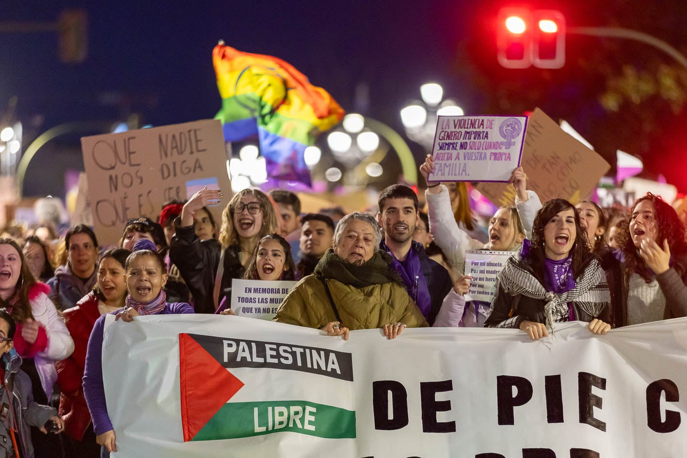 Más de 8.000 personas de todas las edades, según datos de la Delegación del Gobierno en Cantabria, han recorrido este viernes las calles de Santander