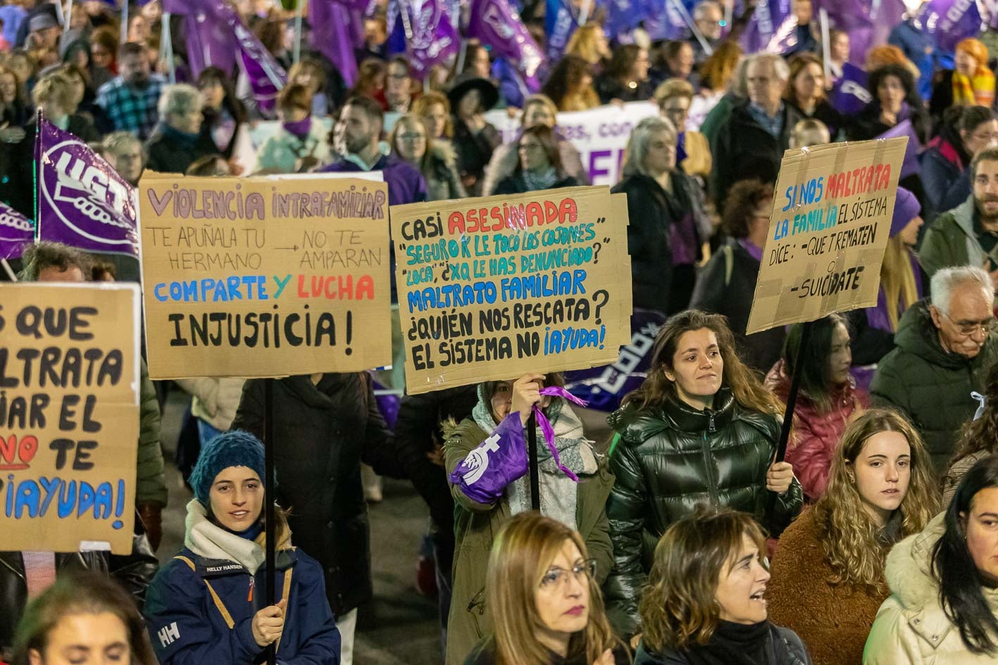 Las mujeres asesinadas por hombres han sido recordadas en las pancartas de la manifestación.