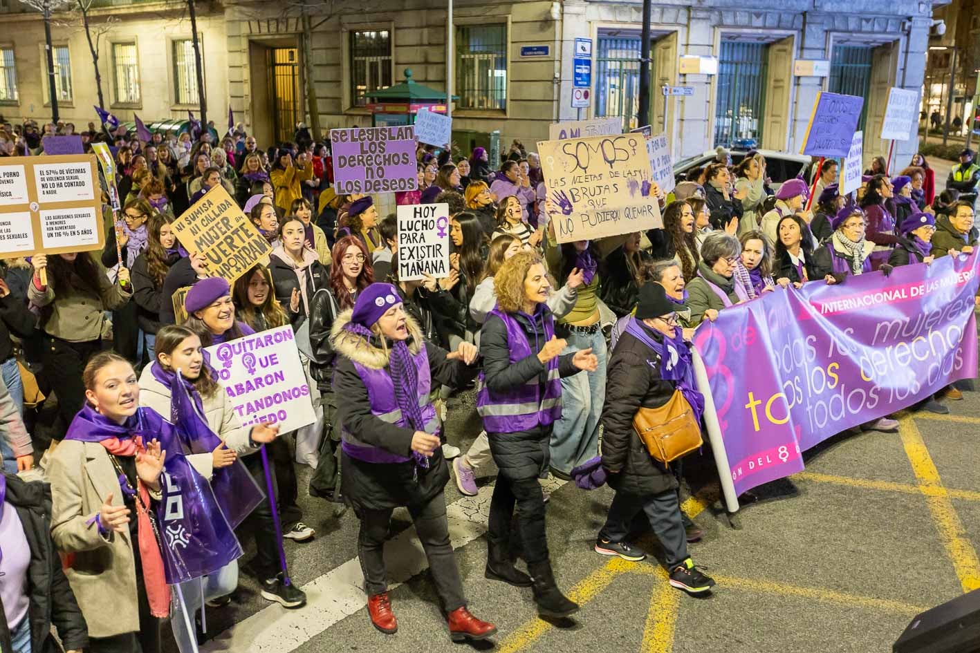 La Comisión 8 de marzo, una entidad que aglutina 17 organizaciones, ha afirmado que «sobran los motivos para continuar reivindicando este día» en el que han reivindicado la brecha salarial, han denunciado la violencia machista y han instado al fin de todas las guerras, entre otras peticiones