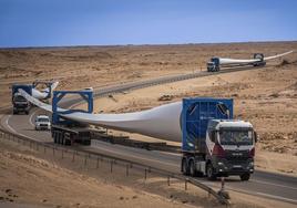 Convoy de palas de aerogenerador de 85 metros para el parque eólico de Dakhla, trasladadas por Transportes Lasarte, especializada en transportes especiales.