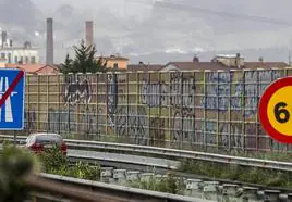 El mural infinito. Un largo tramo de valla en la parte final del recorrido en sentido Torrelavega es el punto en el que se concentran más grafitis.