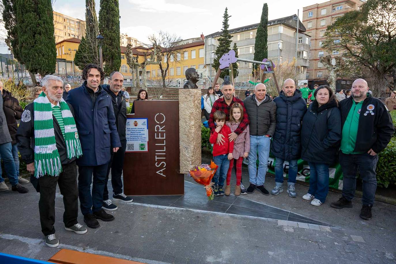 El abonado número 1 del Racing, Mauricio Gómez; el alcalde de Astillero, Javier Fernández Soberón; el copropietario del Racing, Sebastián Ceria; Manu Preciado y sus hijos Raúl y Valeria; el también copropietario y presidente del Racing, Manolo Higuera; el técnico verdiblanco, José Alberto; la presidenta de la Asociación de Peñas Racinguistas, Judith Jambrina y el presidente de la Peña San José 1913, Daniel Méndez. 