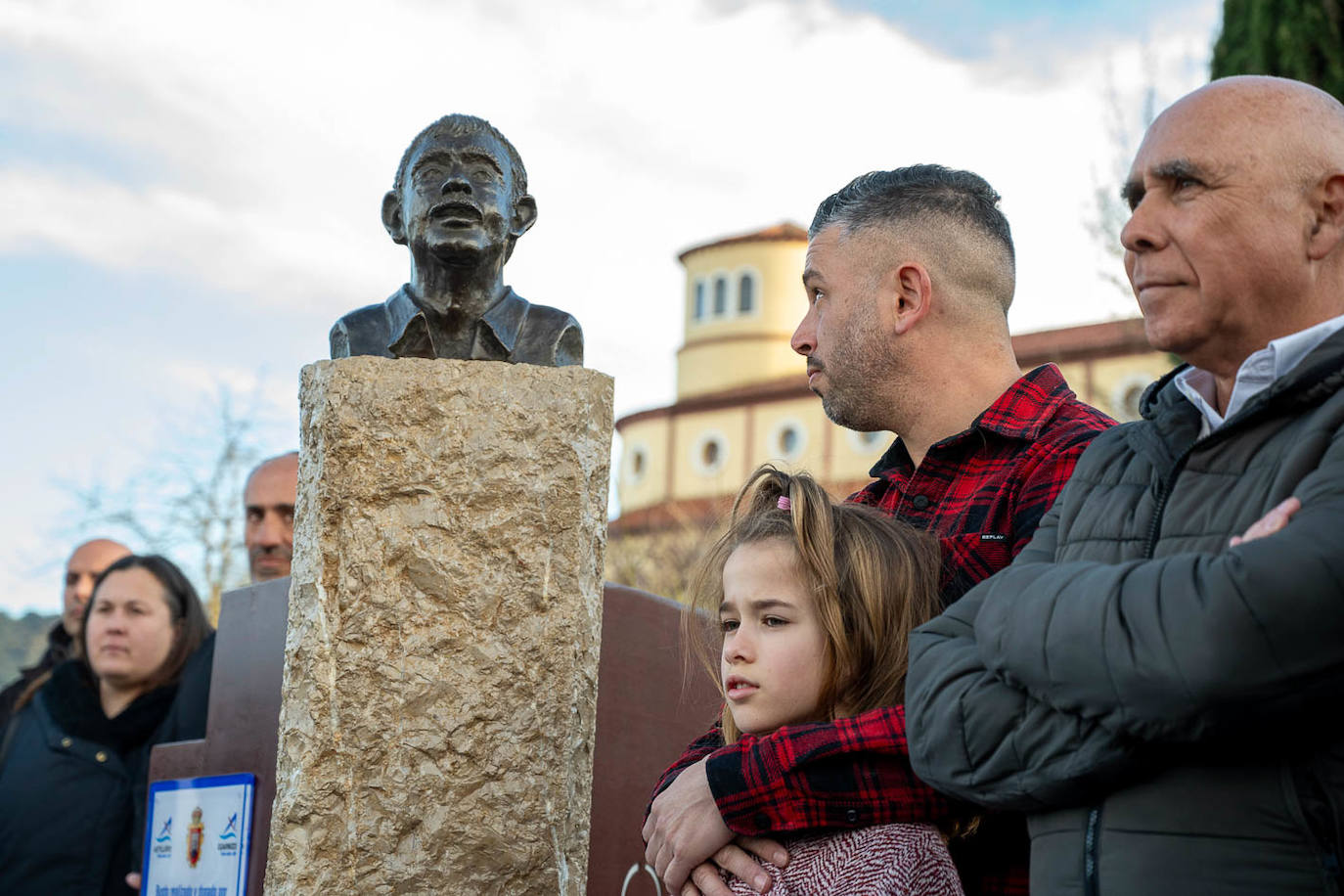 Manu Preciado observa el busto de su padre. 