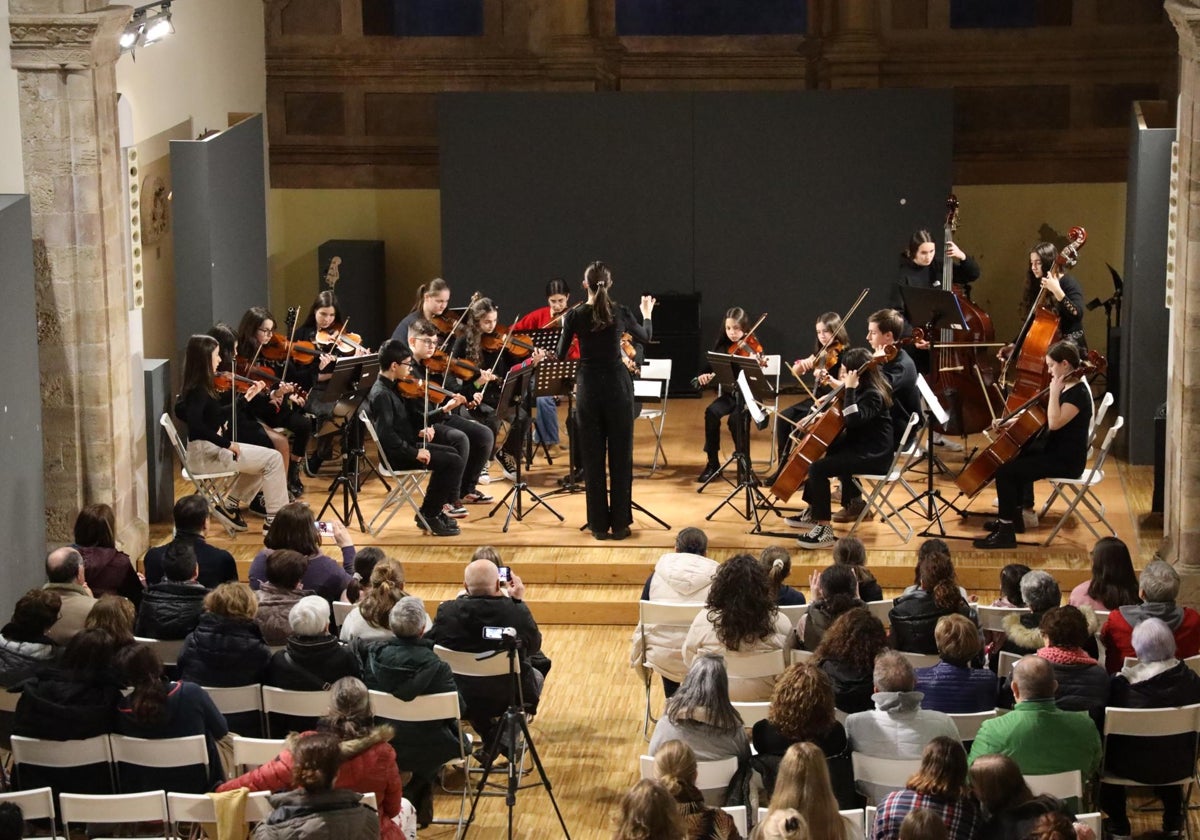 La orquesta de cuerda del conservatorio de Torrelavega, durante su interpretación