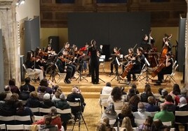 La orquesta de cuerda del conservatorio de Torrelavega, durante su interpretación