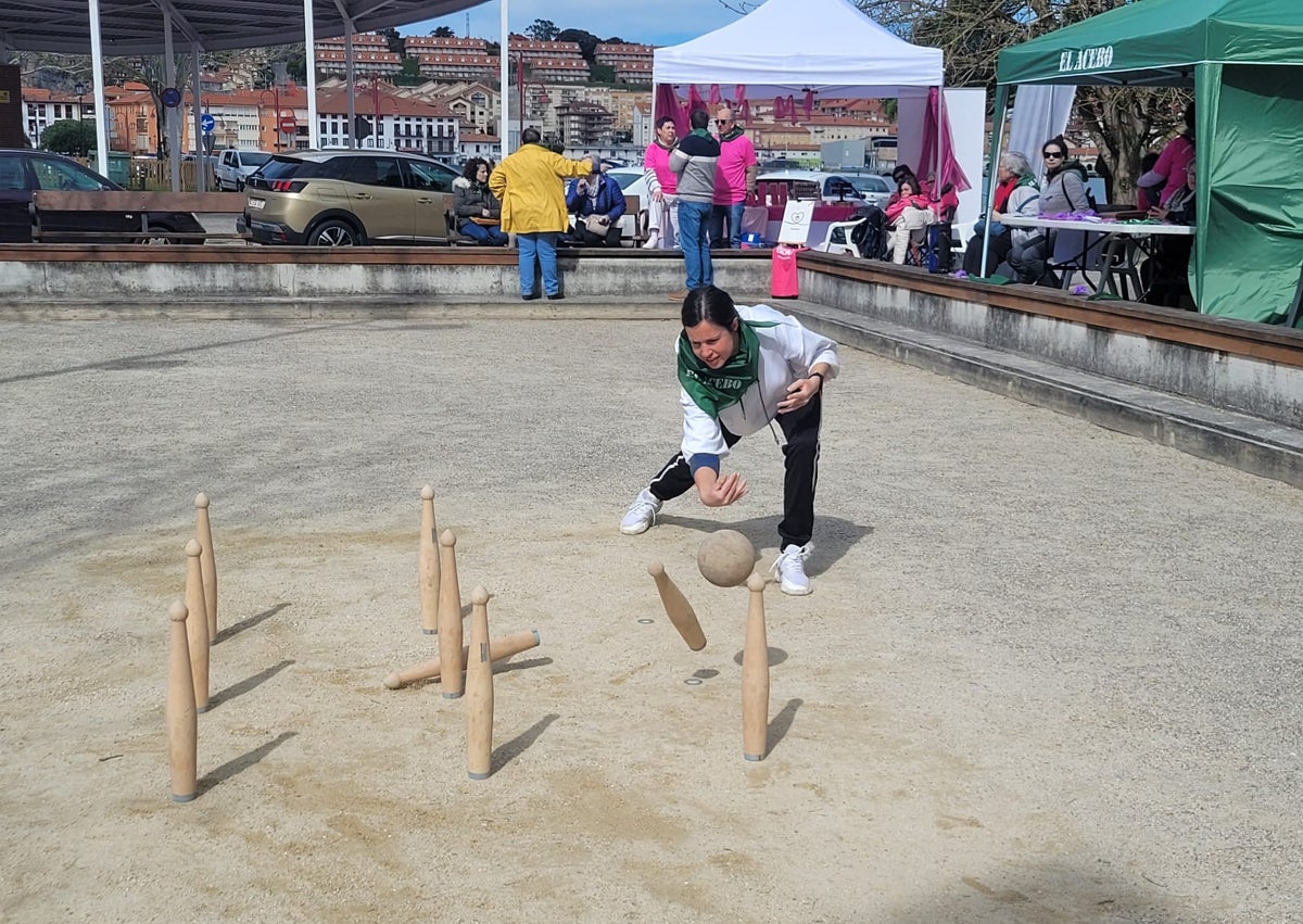 Imagen secundaria 1 - Uno de los participantes en el Birle Solidario. 