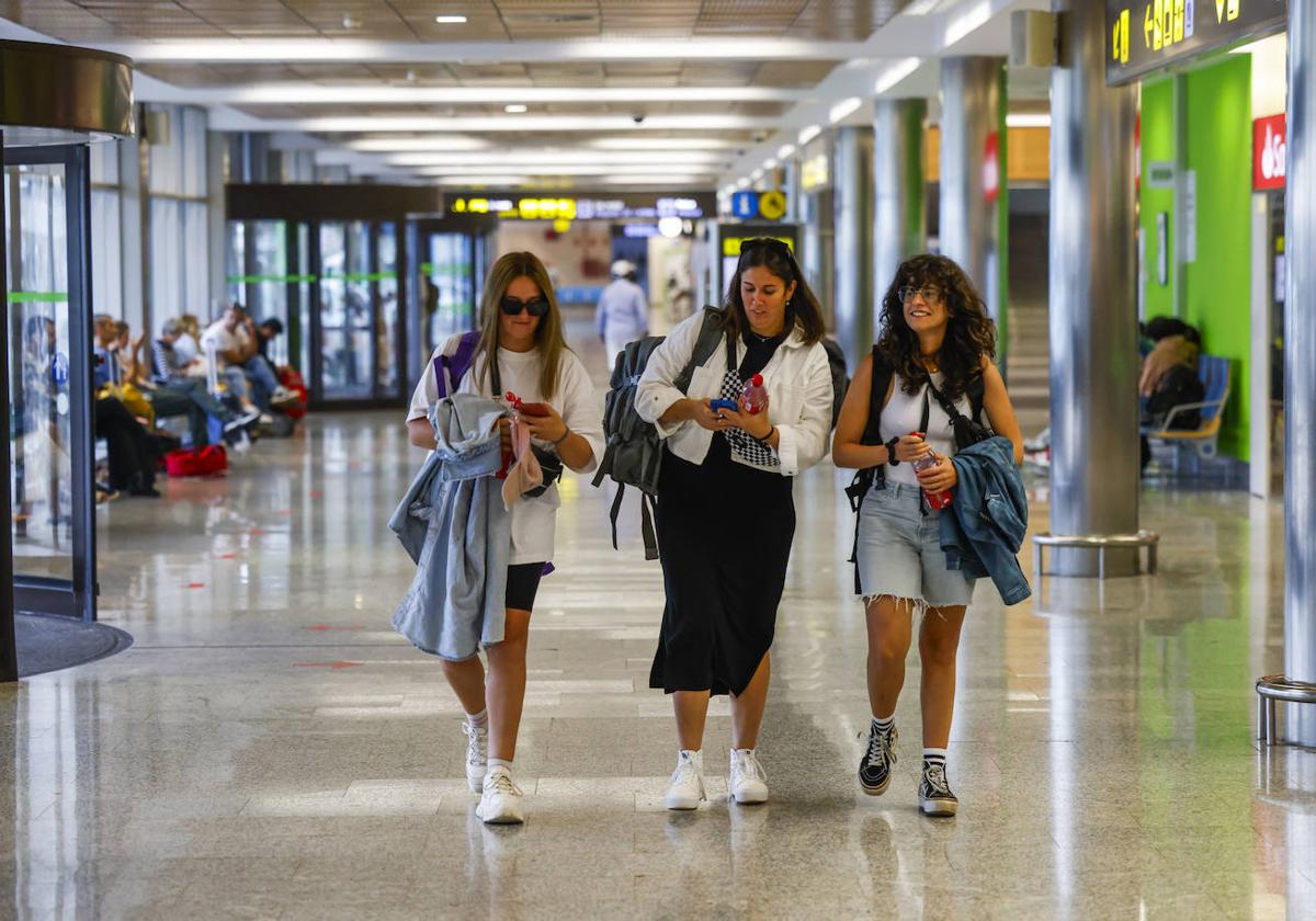 Pasajeras por la terminal del Seve Ballesteros.