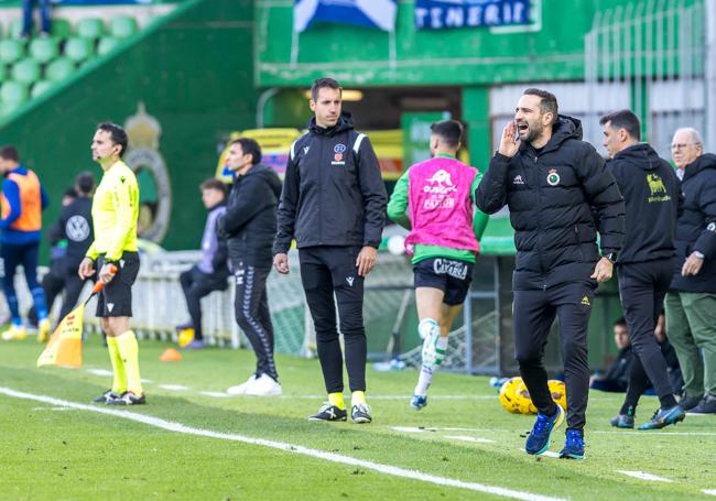 Pablo Álvarez dirigió al equipo desde la banda.